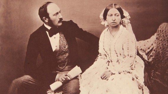 Eine historische Aufnahme von 1854 zeigt  Königin Victoria und  Pinz Albert. © CC Foto: Roger Fenton