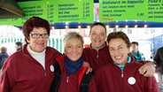 Die Damen vom Imbissstand Piske in Wolfenbüttel. Von links nach rechts: Rita Behne, Viola Kwiatkowski, Silke Ahl, Silvana Preuße. © NDR Foto: Franziska Mahn