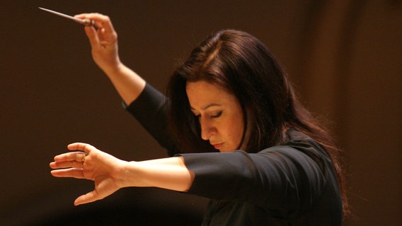 Simone Young dirigiert Simone Young dirigiert © Hamburgische Staatsoper GmbH Foto: Klaus Levebre