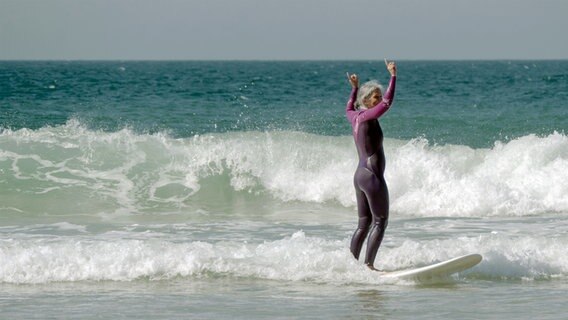 Sandra Hoffmann beim Wellenreiten. © BR/Sandra Hoffmann Foto: Sandra Hoffmann