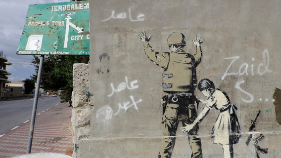 Sperrmauer mit Graffito von Banksy, palästinensische Seite, zwischen Bethlehem, Westjordanland und Jerusalem. © picture alliance / imageBROKER | Hartmut Pöstges Foto: Hartmut Pöstges
