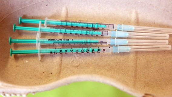 Spritzen mit Corona-Impfstoff liegen zum Verimpfen bereit. © picture alliance/dpa | Wolfgang Kumm Foto: Wolfgang Kumm