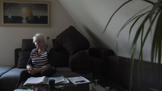 Marianne Rappe hält Kontakt zu ihrem Enkel Marvin. © Screenshot Foto: NDR