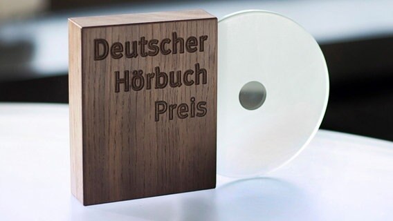 Zu sehen ist die Trophäe des Deutschen Hörbuchpreises © WDR Foto: Annika Fusswinkel