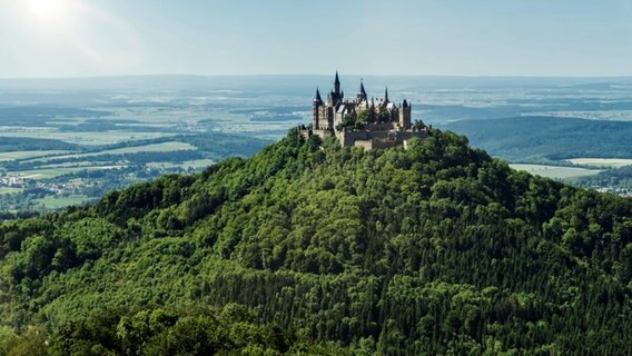 Burg Hohenzollern bei Bisisngen in Baden-Wuerttenberg. © picture alliance / blickwinkel/McPHOTO/M. Gann | McPHOTO/M. Gann Foto: McPHOTO/M. Gann