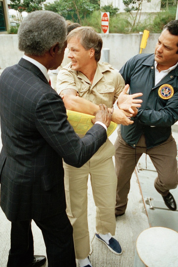 Jack Unterweger wird 1992 von US Marshals vor ein Gericht geführt. © picture alliance / ASSOCIATED PRESS | Bill Cooke Foto: Bill Cooke