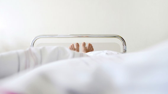 Füße am Ende eines Krankenhausbettes. © Miss X / photocase.de Foto: Miss X