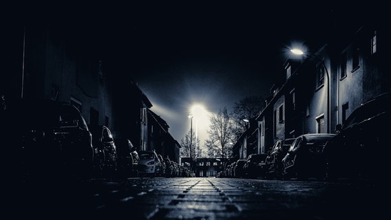 Ein Straßenzug in Osnabrück bei Nacht. © picture alliance/dpa/Revierfoto | Revierfoto Foto: Revierfoto