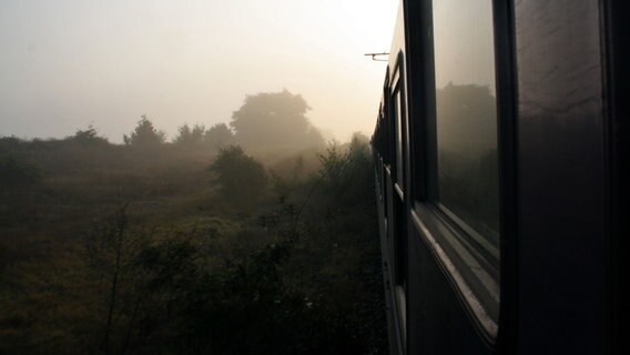 Blick aus einem fahrenden Zug. © rulosapire / photocase.de Foto: rulosapire