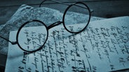 Altes handschriftliches Schriftstück mit Brille. © suschaa / photocase.de Foto: suschaa