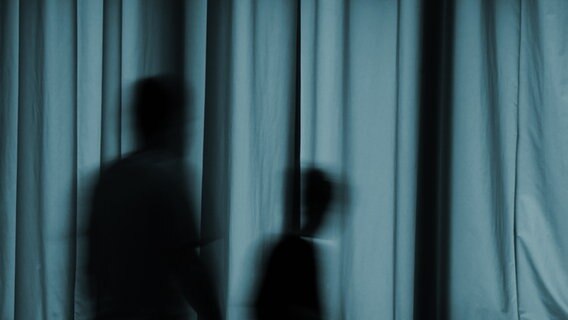 Schatten von zwei Personen hinter einem Vorhang. © schiffner / photocase.de Foto: schiffner