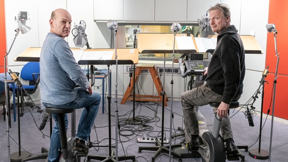 Ulrich Gebauer (links) und Michael Wittenborn (rechts) im Hörspielstudio. © NDR Radiokunst 