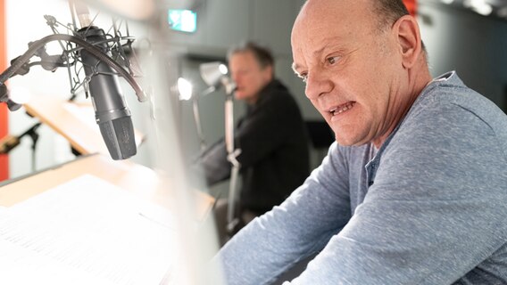 Ulrich Gebauer (rechts) und Michael Wittenborn (links) im Hörspielstudio. © NDR Radiokunst 