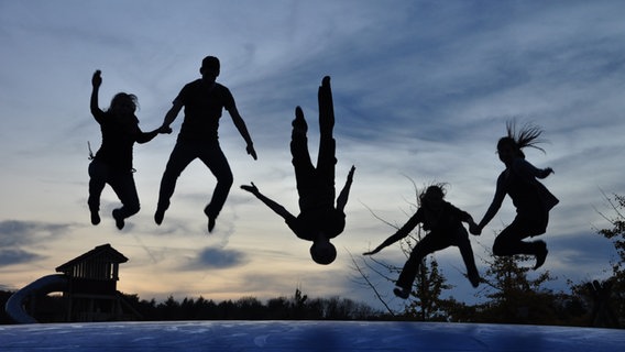 Jugendliche springen in die Luft. © Sissika1108 / photocase.de Foto: Sissika1108