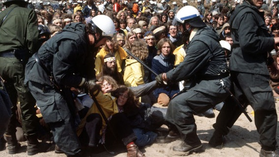 Besetzer werden von der Polizei weggetragen, 4. Juni 1980 © dpa Foto: Dieter Klar