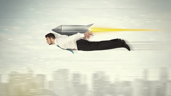 Geschäftsmann mit einer Rakete auf dem Rücken (Montage). © fotolia.com Foto: ra2 studio