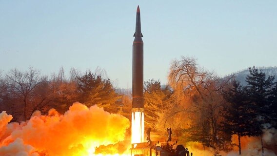 Testabschuss einer Hyperschallrakete © picture alliance/dpa/KCNA 