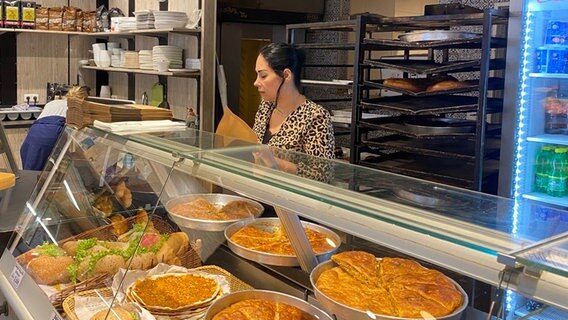 Angestellte einer Bäckerei bei der Arbeit © Bita Schafi-Neya/NDR 