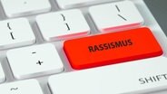 Auf einer weißen Computertastatur ist eine Taste mit "Rassismus" beschriftet © Bildagentur-online/McPhoto 