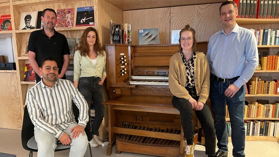 Drei Männer und zwei Frauen sitzen und stehen vor einer Orgel. © NDR Foto: Jens Zacharias