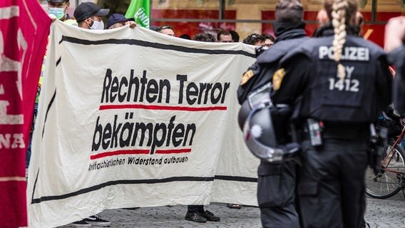 Demonstarnten halten ein Banner mit der Aufschrift "Rechten Terror bekämpfen" in die Luft. © picture alliance / ZUMAPRESS.com Foto: Sachelle Babbar