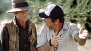Sydney Pollack (r.) und Robert Redford bei den Dreharbeiten zum Film "Jenseits von Afrika" von Sidney Pollack (1985) © imago 