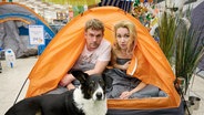 Franz (Sebastian Bezzel) und Susi (Lisa Maria Potthoff) in einem Zelt. © Constantin Film 