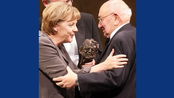 Bundeskanzlerin Angela Merkel und Marcel Reich-Ranicki © dpa Foto: Marcus Brandt