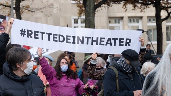 Beschäftigte der Theater in Niedersachsen und weitere Kulturschaffende demonstrieren vor dem Landtag Niedersachsen. © picture alliance/dpa Foto: Julian Stratenschulte