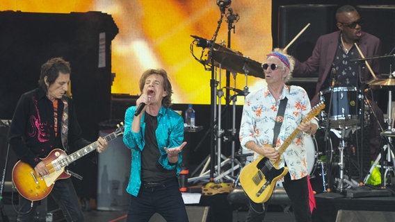 Ron Wood, Mick Jagger und Keith Richards auf der Berliner Waldbühne. Hinter ihnen sitzt Steve Jordan am Schlagzeug. © picture alliance/dpa | Soeren Stache 