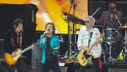 Ron Wood, Mick Jagger und Keith Richards auf der Berliner Waldbühne. Hinter ihnen sitzt Steve Jordan am Schlagzeug. © picture alliance/dpa | Soeren Stache 