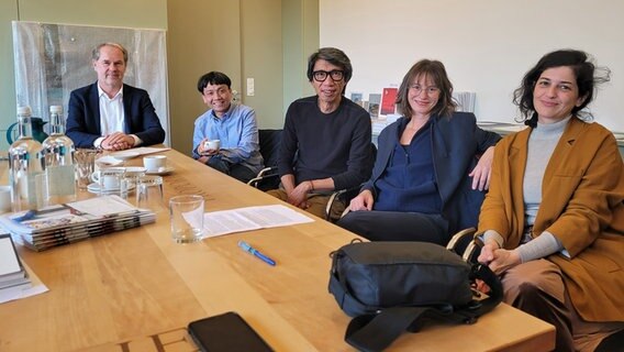Martin Köttering, Reza Afisina, Iswanto Hartono, Nora Sternfeld, Gilly Karjevsky (v.l.n.r.). Martin Köttering, Reza Afisina, Iswanto Hartono, Nora Sternfeld, Gilly Karjevsky (v.l.n.r.). © NDR Foto: Peter Helling