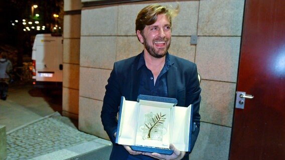 Ruben Östlund mit seiner Goldenen Palme beim Filmfest in Hamburg. Ruben Östlund mit seiner Goldenen Palme beim Filmfest in Hamburg. Foto: Patricia Batlle