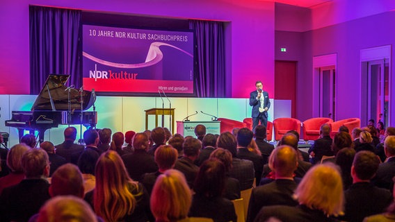 Ulrich Kühn auf der Bühne des NDR Kultur Sachbuchpreises 2018 © NDR.de Foto: Axel Herzig