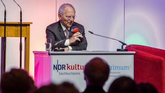 Wolfgang Schäuble am Rednerpult bei der Gala des 10. NDR Kultur Sachbuchpreises 2018 © NDR Foto: Axel Herzig