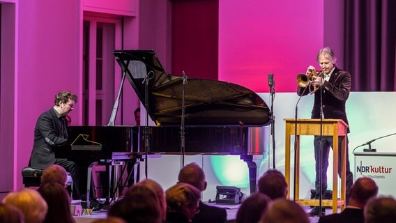 Markus Stockhausen spielt Trompete auf der Bühne des NDR Kultur Sachbuchpreises 2018 © NDR Foto: Axel Herzig