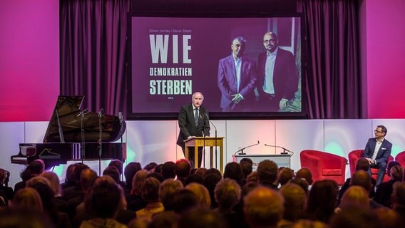 Bei einer Gala im Schloss Herrenhausen wird der NDR Kultur Sachbuchpreis 2018 vergeben. © NDR Foto: Axel Herzig