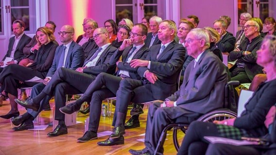 Publikum des NDR Kultur Sachbuchpreises 2018 unter anderem mit NDR Intendant Lutz Marmor und Bundestagspräsident Wolfgang Schäuble © NDR Foto: Axel Herzig