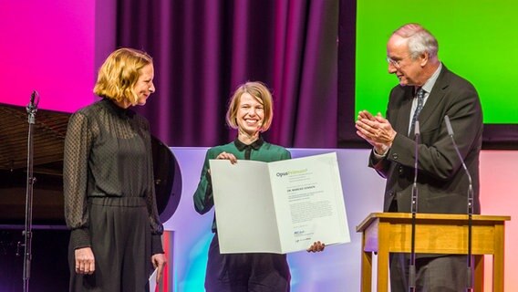 Mareike Vennen erhält den Opus Primum im Rahmen der NDR Kultur Sachbuchpreis Gala 2018 © NDR Foto: Axel Herzig