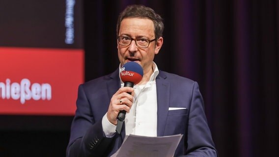 Ulrich Kühn moderiert die NDR Kultur Sachbuchpreis-Gala © NDR Foto: Axel Herzig