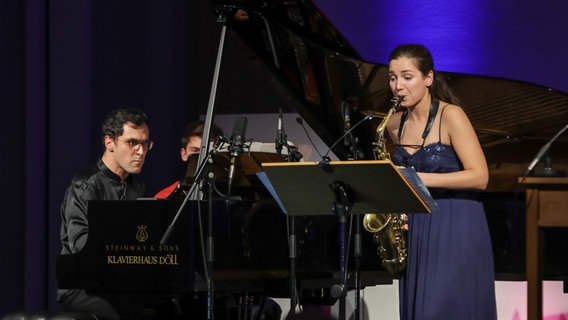 Asya Fateyeva (Saxofon) und Stepan Simonian (Klavier) spielen bei der NDR Kultur Sachbuchpreis-Gala © NDR Foto: Axel Herzig