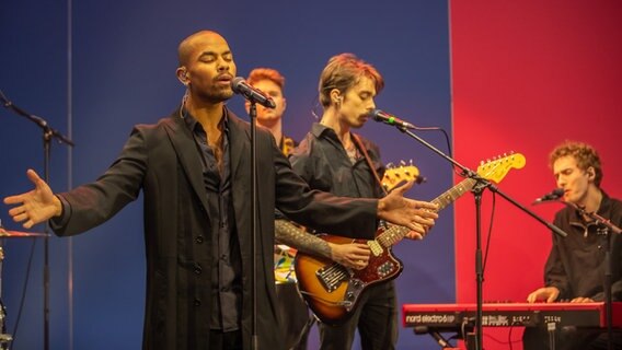 Sänger Lie Ning auf der Bühne der Gala des NDR Sachbuchpreises 2021 © NDR Foto: Axel Herzig