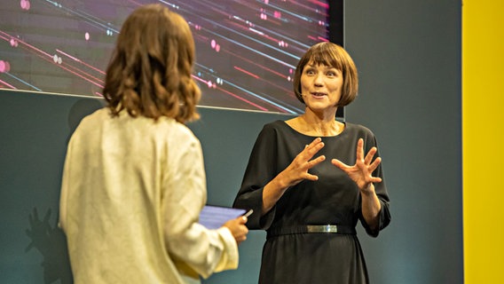Annette Kehnel (rechts) im Gespräch mit Moderatorin Bianca Hauda © NDR Foto: Axel Herzig