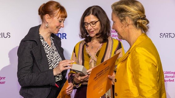 Katja Marx mit Annika Joeres und Susanne Götze. © NDR Foto: Axel Herzig