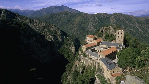 St.-Martin-du-Canigou (Gesamtansicht der Anlage), Kloster in den Pyrenäen © akg-images 