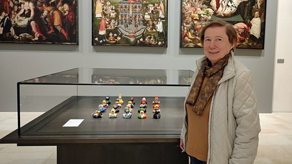 Kuratorin Claudia Höhl neben ein paar Gummienten. © NDR Foto: Svenja Estner