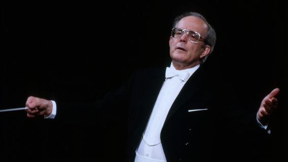 Dirigent Wolfgang Sawallisch auf der Bühne © picture alliance/United Archives | United Archives / kpa 