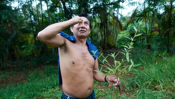 Ein Mann mit nacktem Oberkörper hält eine Faust in die Höhe. © Heyne Verlag 