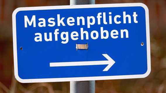 Schild mit der Aufschrift "Maskenpflicht aufgehoben" © picture alliance / SULUPRESS.DE | Torsten Sukrow/SULUPRESS.DE Foto: Torsten Sukrow