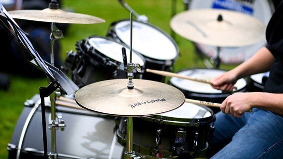 Ein Musiker spielt auf einem Schlagzeug © picture alliance / Hauke-Christian Dittrich Foto: Hauke-Christian Dittrich
